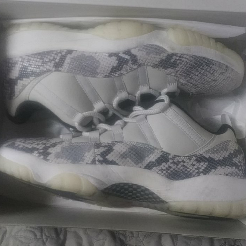Jordan 11 Bone